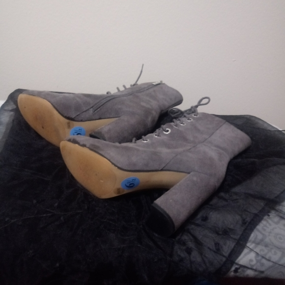 Boots - Picture 4 of 4